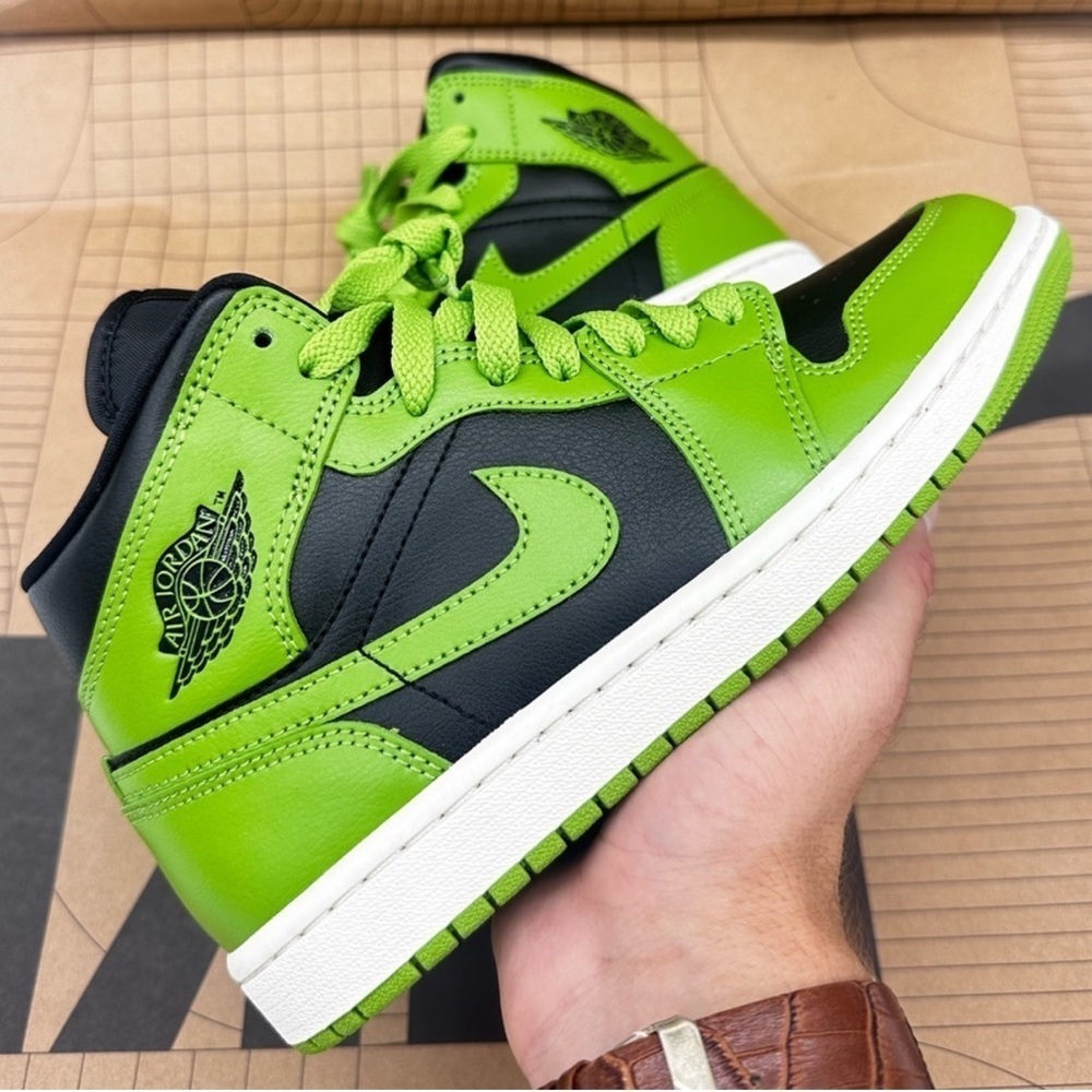 WMNS AIR JORDAN 1 MID